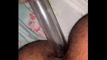 Татуированная телка с рыжими прядями мастурбирует пизду в душевой кабинке на камеру